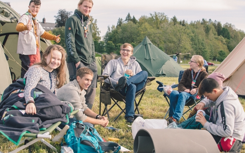 Rover ledere sitter samlet på teltplass