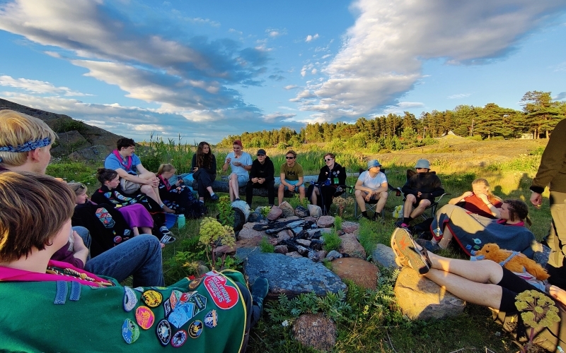 Rovere samlet ute rundt bålet