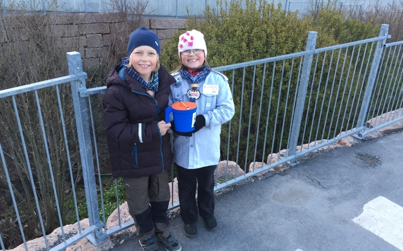 Småspeidere med bøsser til Speideraksjonen