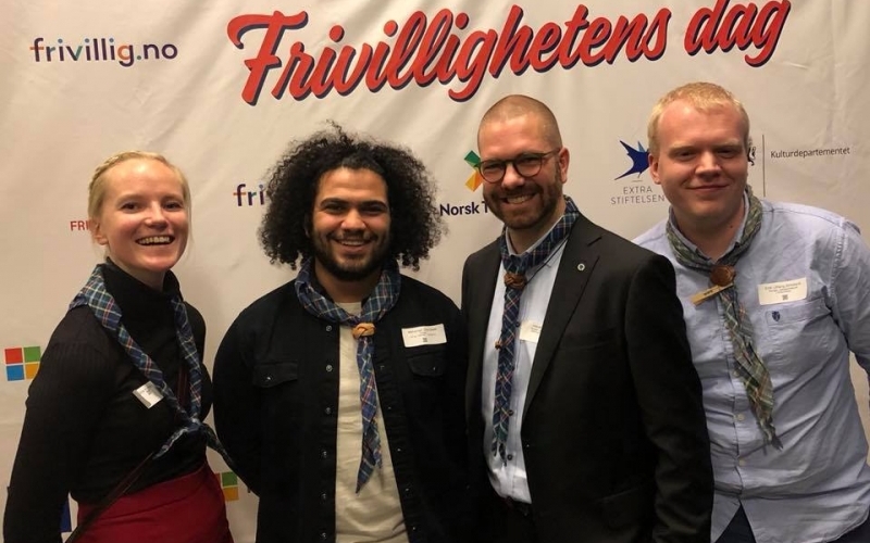Speidere smiler frivillighetens dag