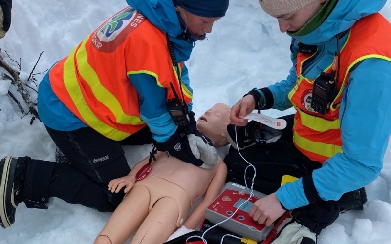 Øvelse med hjertestarter på barnedukke. Foto: Ivar A. Nøttestad