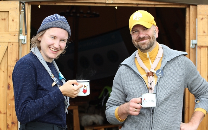 Ledere med kaffekopp i hånda