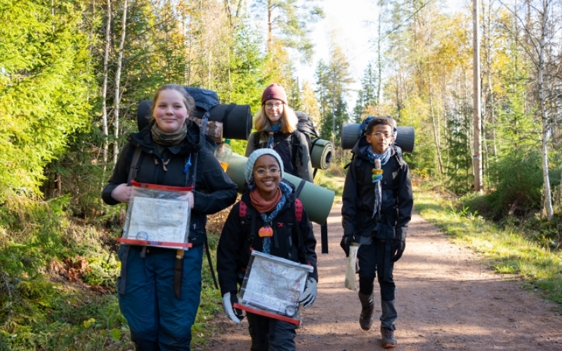 Speidere på tur i skogen