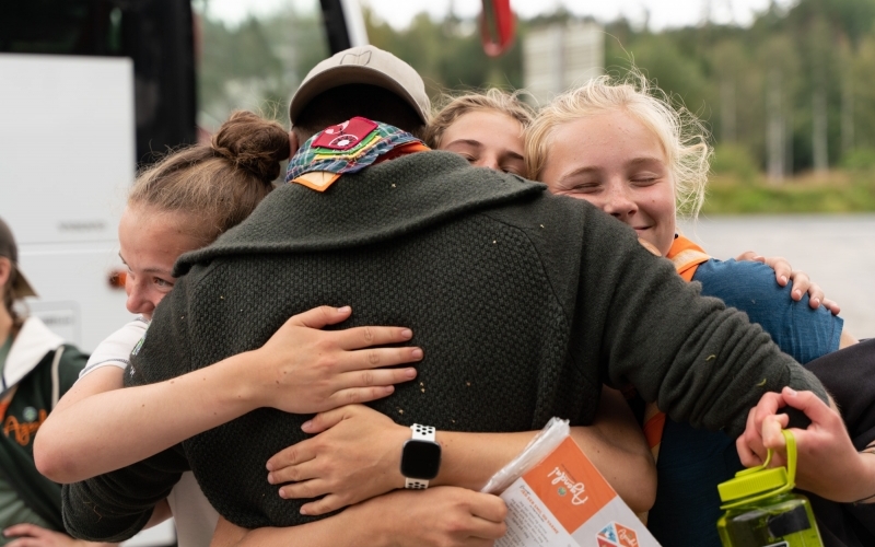 Leder får klem fra speidere