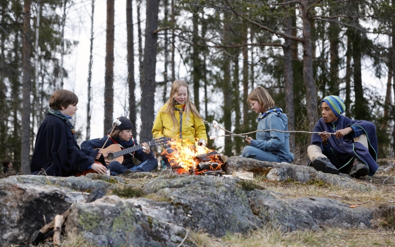 Speidere griller marsmellows på bålet