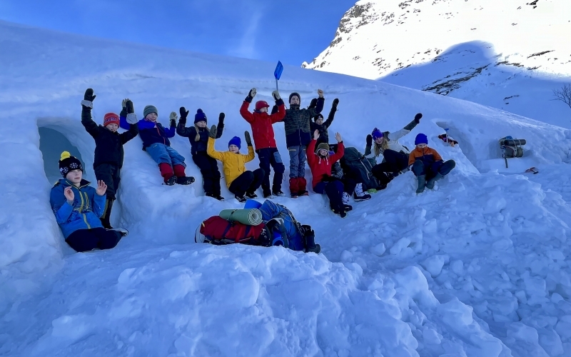 Snøhuletur med glade speidere