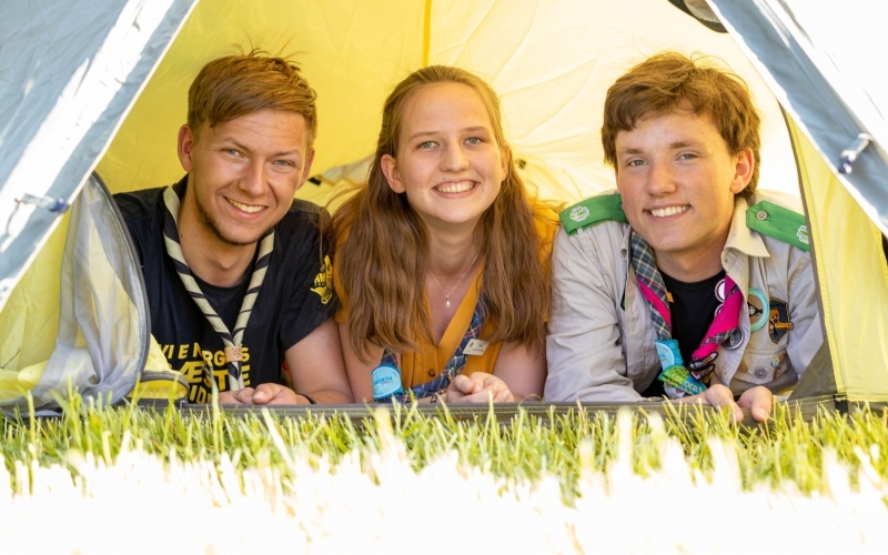 Rovere ligger i telt og smiler