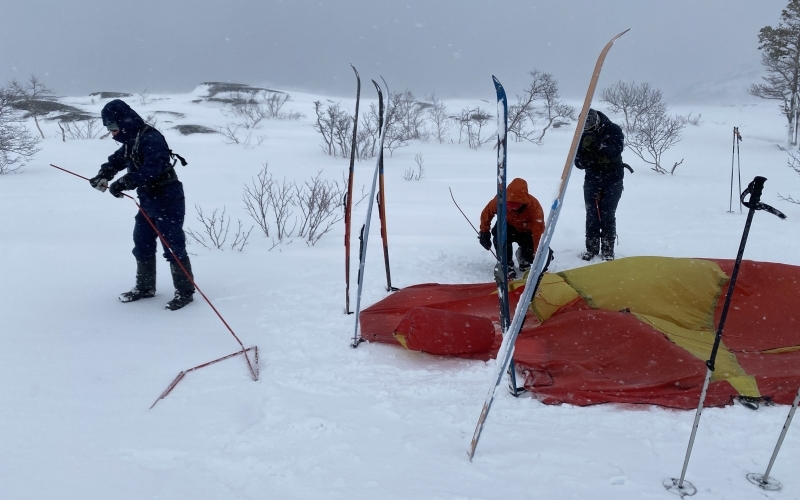 Sette opp telt i snøvær