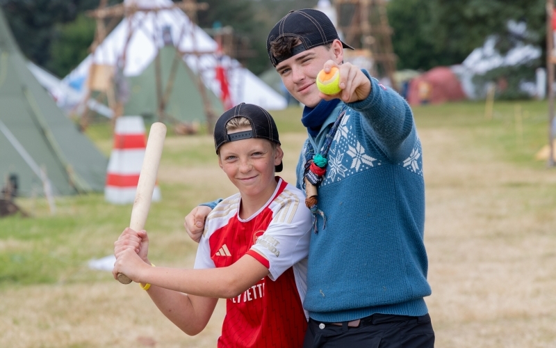 Peff med speider skal spille med ball og balltre