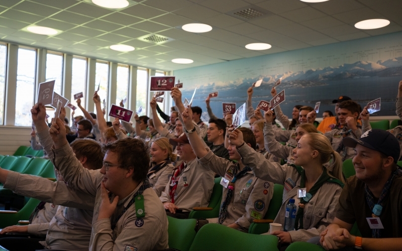 Speidere og rovere med stemmeseddel på forum