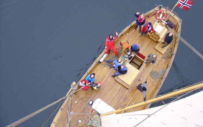 Speidere ombord på en seilbåt_tatt fra masta