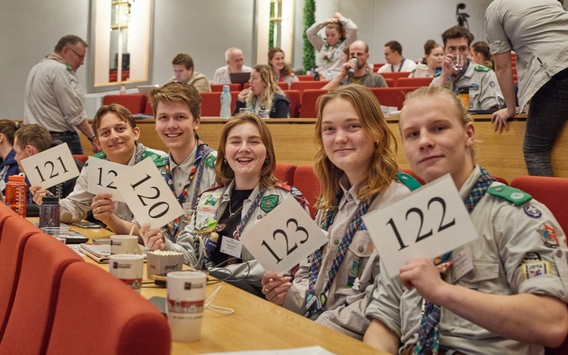 Unge rovere med stemmeseddel på Speidertinget