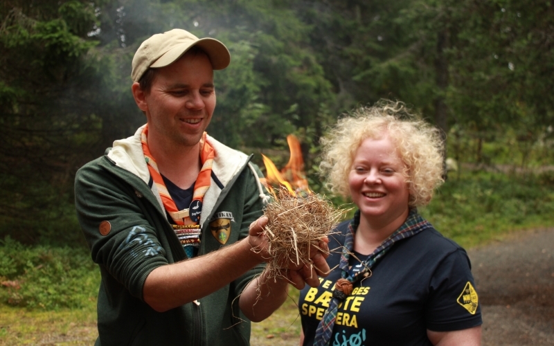 Ledere tent på gress - flammer