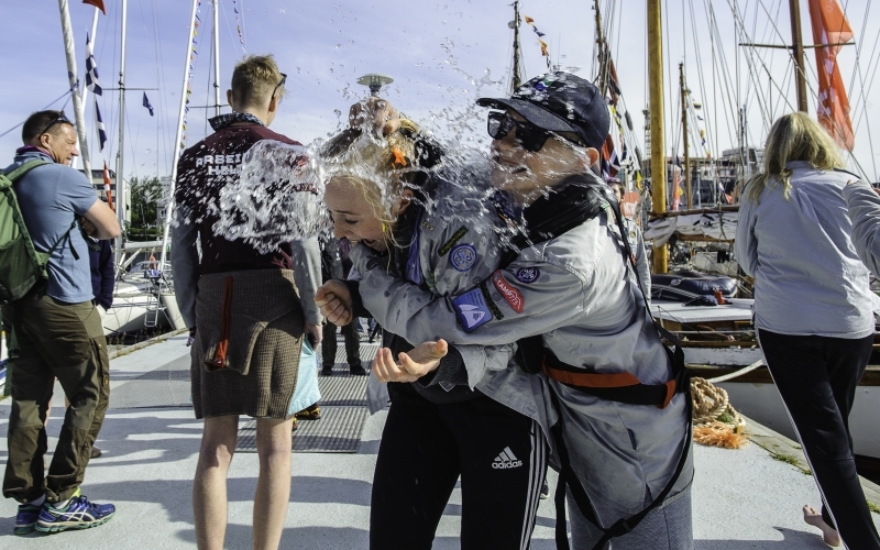Speidere leker med vann på brygge