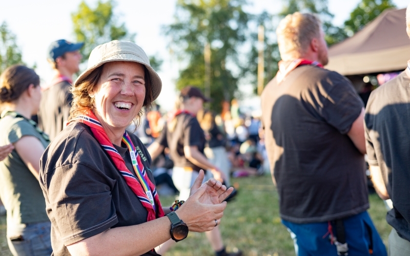 Leder smiler og klapper