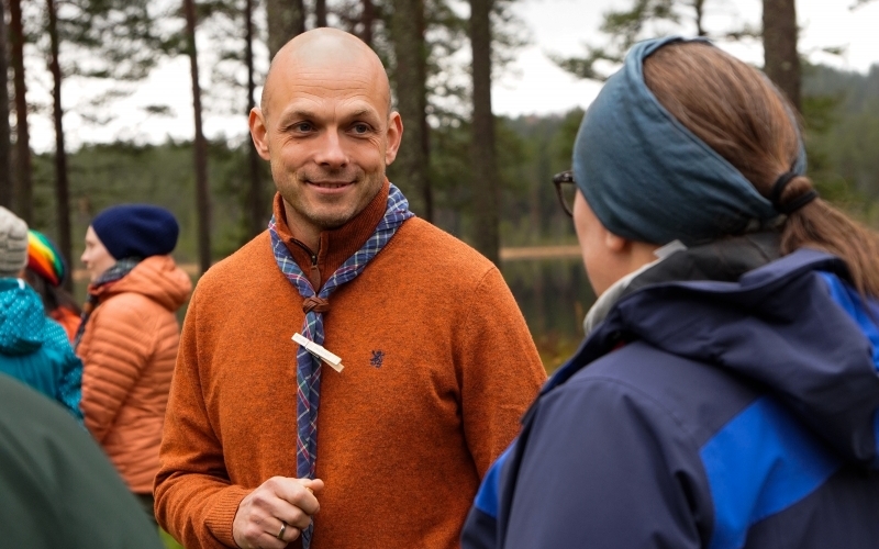 Leder prater med annen leder