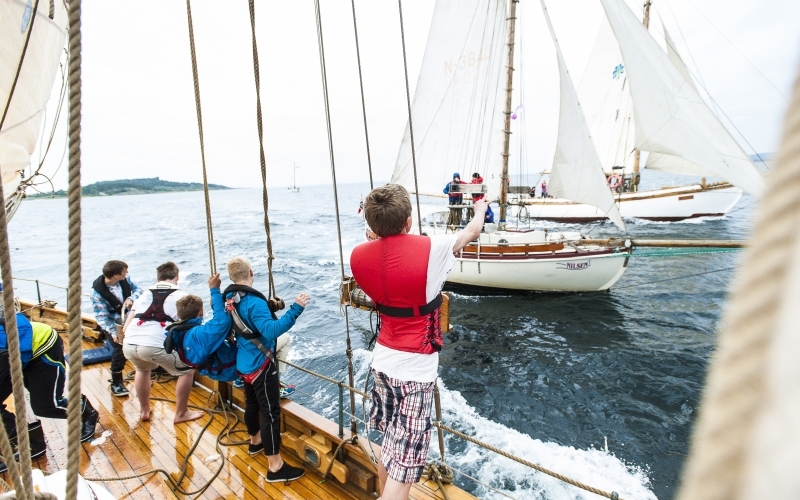 Speidere vinker til nabobåt