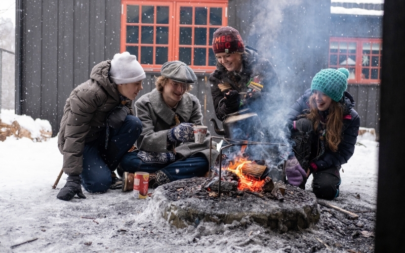 Speidere rundt bål lager kakao