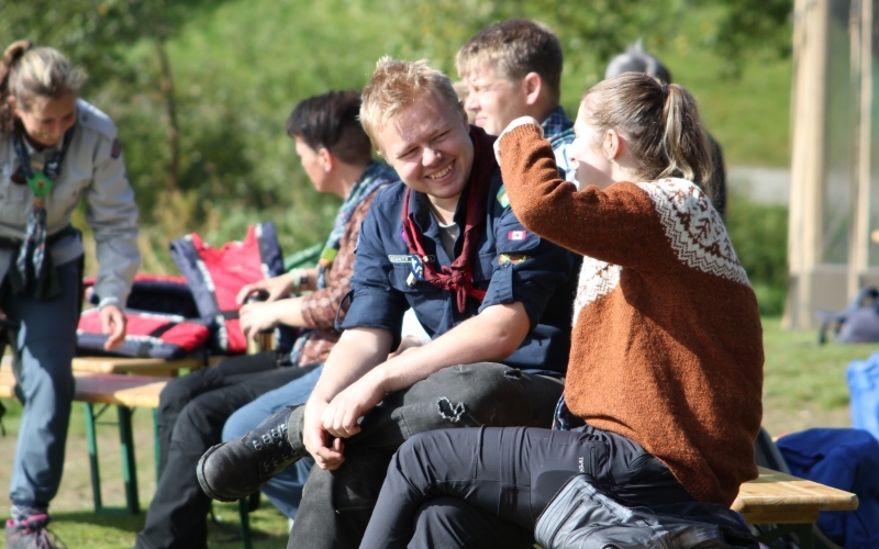 Ledere prater og smiler