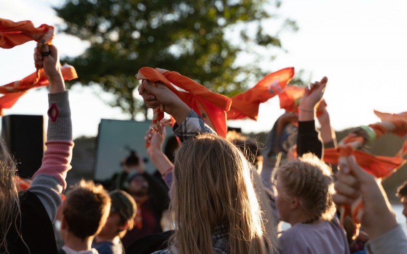 Veiving av skjerf i sola