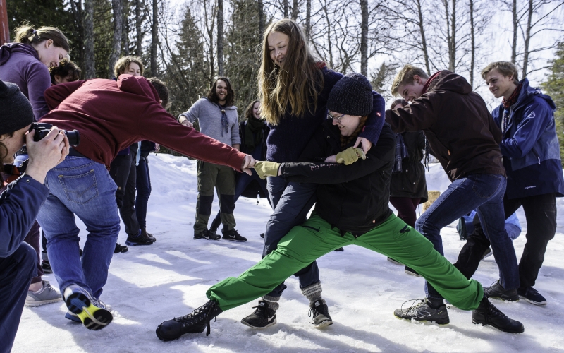 Rovere leker i snøen