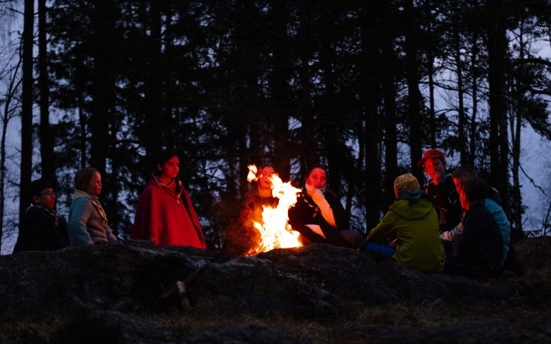 Speidere rundt bålet