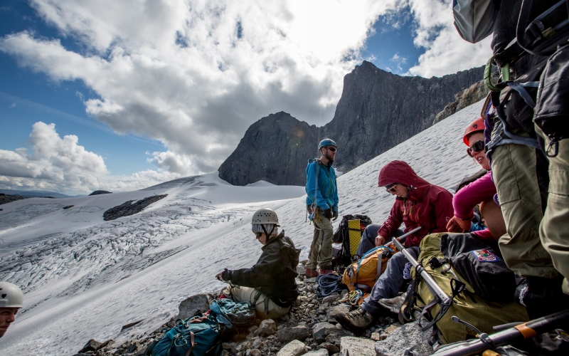 Voksne på bre-vandring i fjellet