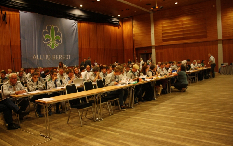 Mange speidere i en konferansesal