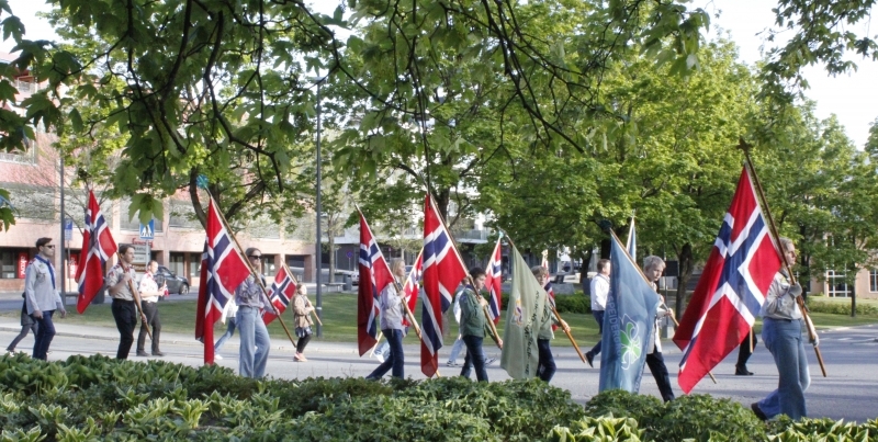 Speidere  fra Gjøvik marsjerer med norske flagg på 17. mai