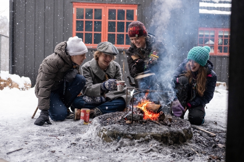Speidere rundt bål lager kakao